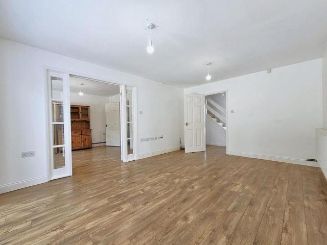4 bedroom detached house to rent