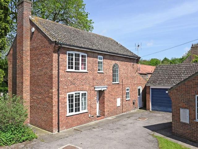 4 bedroom detached house to rent