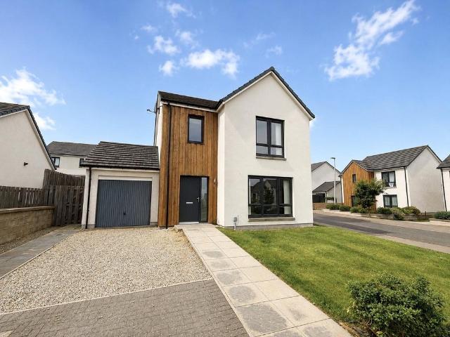 4 bedroom detached house to rent