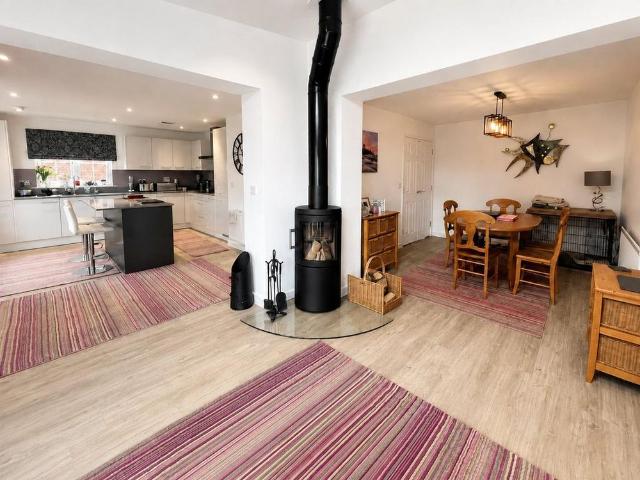 4 bedroom detached house to rent