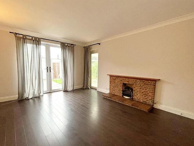 4 bedroom detached house to rent
