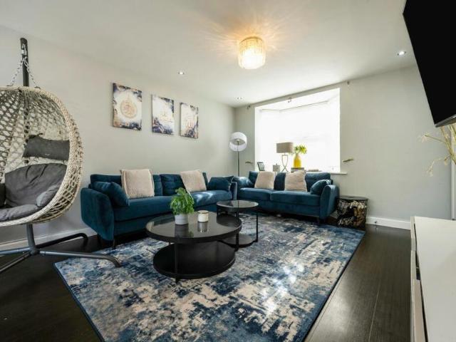 4 bedroom detached house to rent
