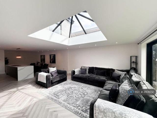 4 bedroom detached house to rent