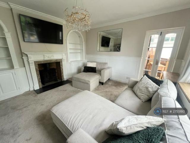 4 bedroom detached house to rent