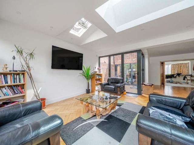 4 bedroom detached house to rent