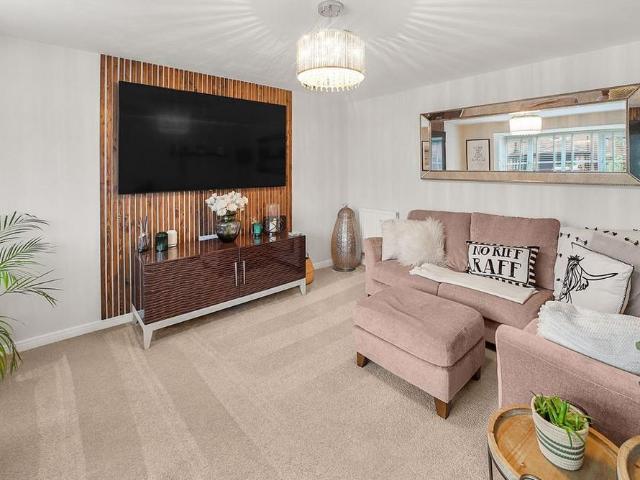 4 bedroom detached house to rent