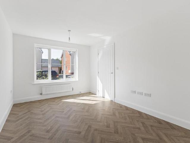 4 bedroom detached house to rent