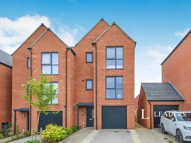 4 bedroom detached house to rent