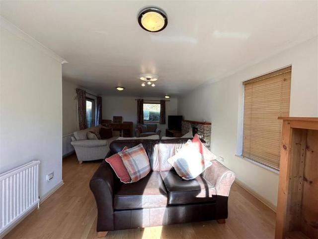 4 bedroom detached house to rent
