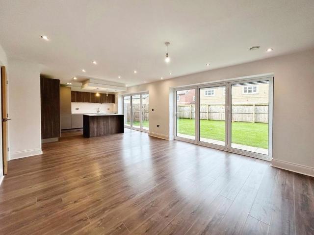 4 bedroom detached house to rent