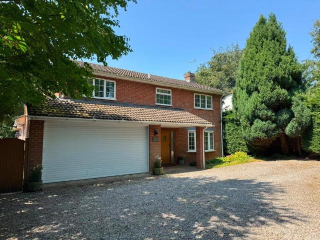 4 bedroom detached house to rent