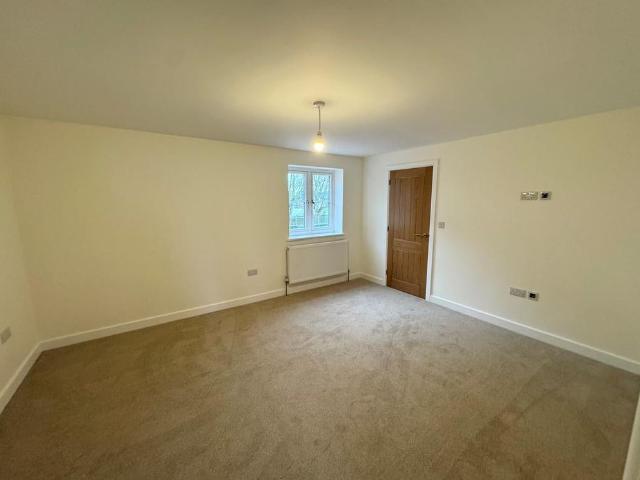 4 bedroom detached house to rent