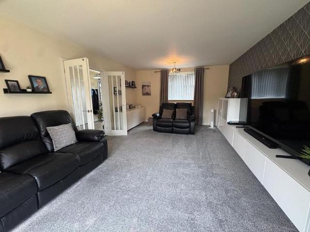 4 bedroom detached house to rent