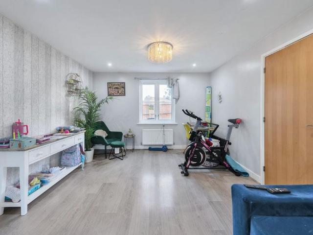 4 bedroom detached house to rent