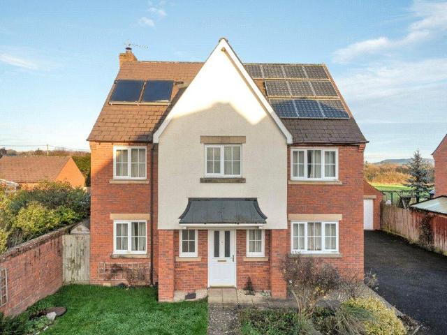 4 bedroom detached house to rent