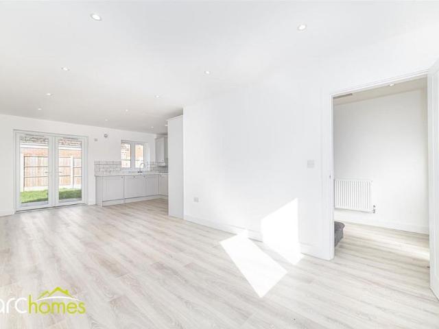 4 bedroom detached house to rent