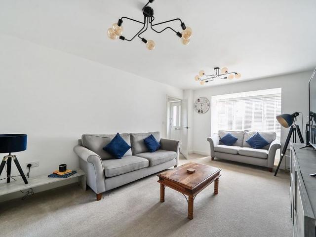 4 bedroom detached house to rent