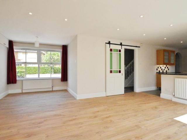 4 bedroom detached house to rent