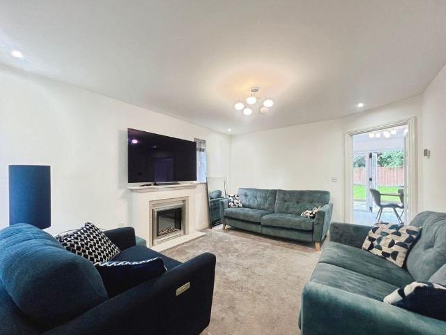 4 bedroom detached house to rent