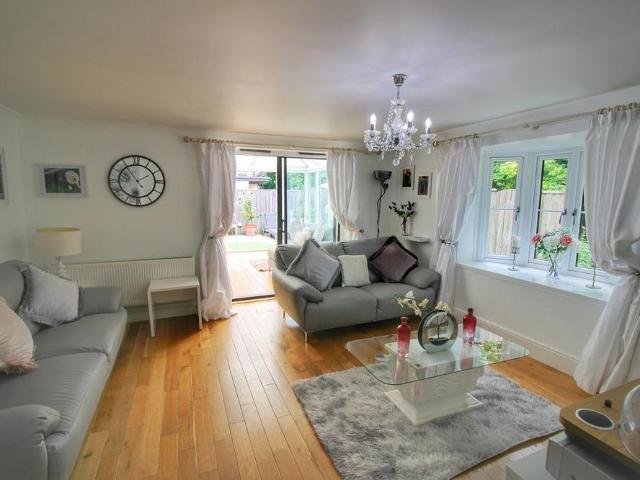 4 bedroom detached house to rent
