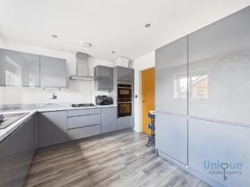 4 bedroom detached house to rent