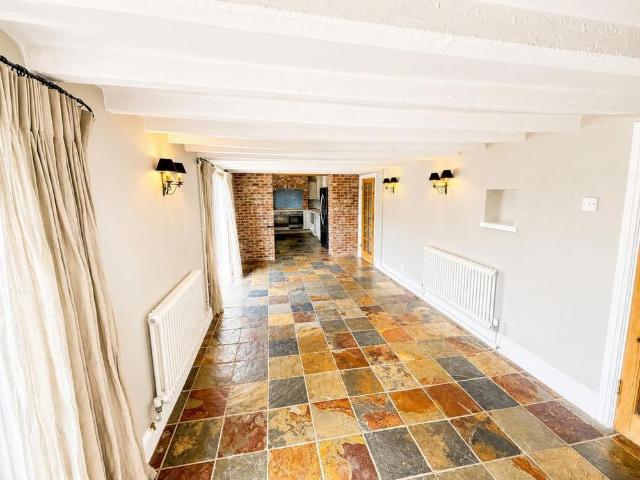 4 bedroom detached house to rent