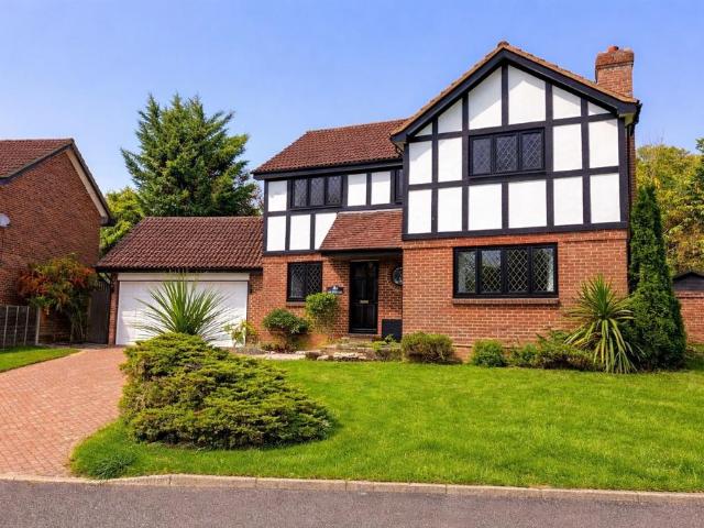 4 bedroom detached house to rent