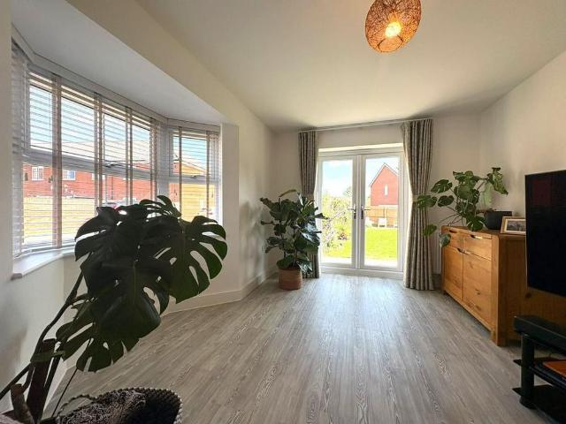 4 bedroom detached house to rent