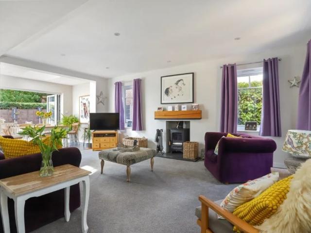 4 bedroom detached house to rent