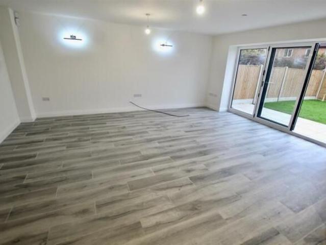 4 bedroom detached house to rent
