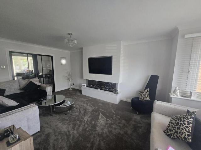 4 bedroom detached house to rent