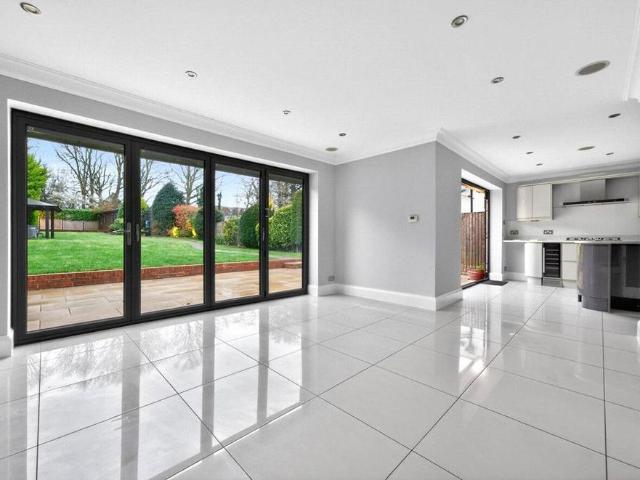 4 bedroom detached house to rent