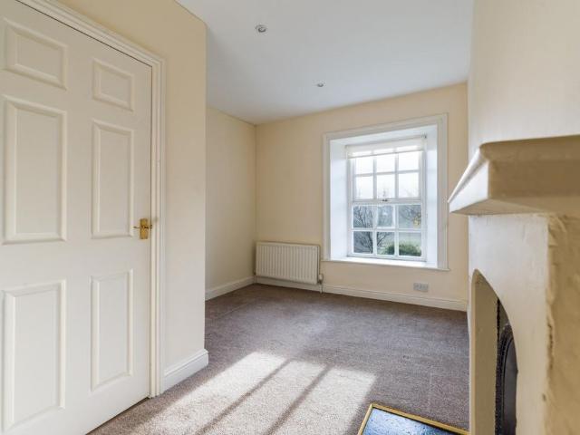 4 bedroom detached house to rent