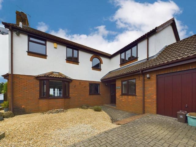 4 bedroom detached house to rent