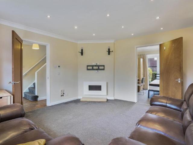 4 bedroom detached house to rent