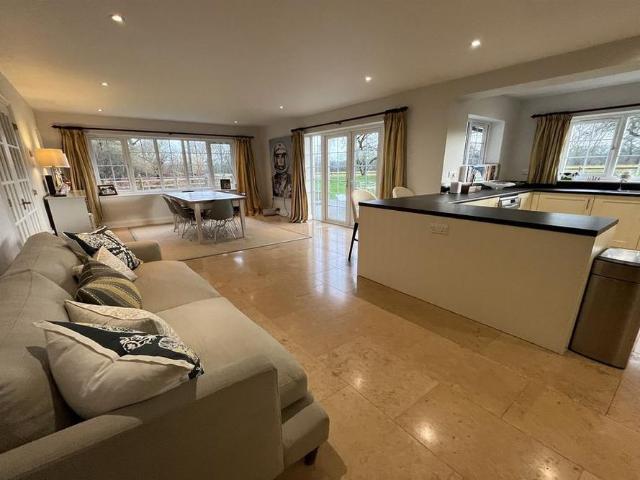4 bedroom detached house to rent