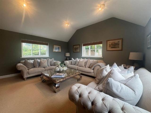 4 bedroom detached house to rent