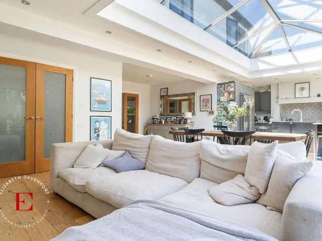 4 bedroom detached house to rent