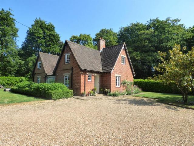 4 bedroom detached house to rent