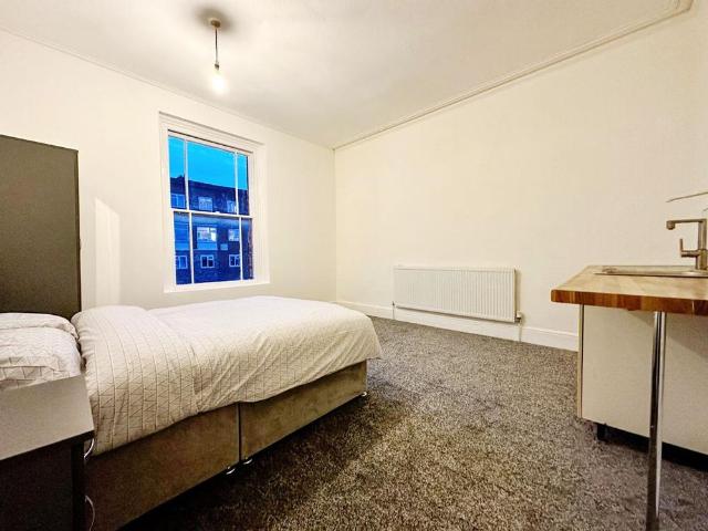 4 bedroom detached house to rent