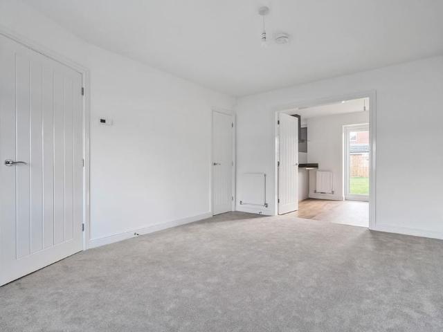 4 bedroom detached house to rent