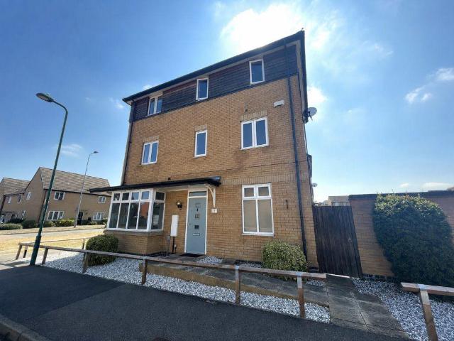 4 bedroom detached house to rent