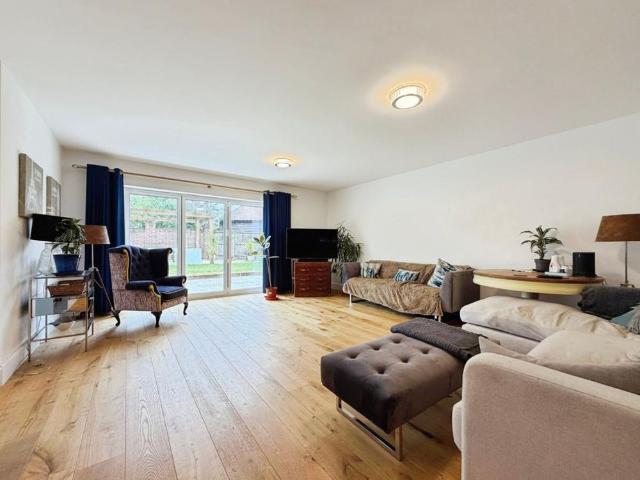 4 bedroom detached house to rent