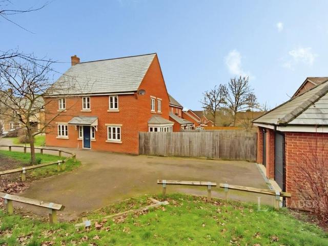4 bedroom detached house to rent