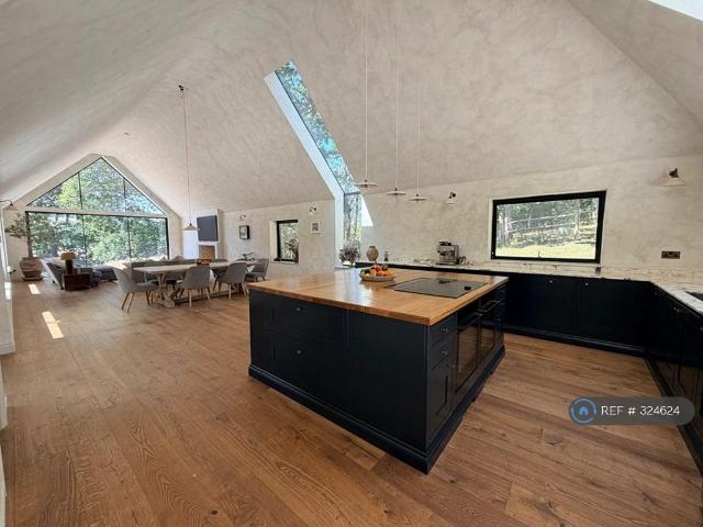 4 bedroom detached house to rent