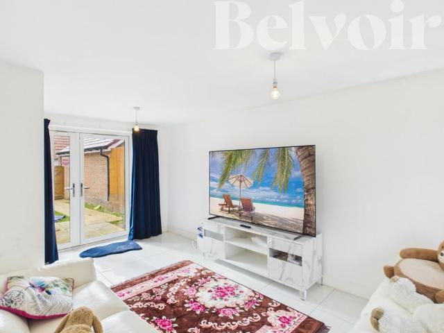 4 bedroom detached house to rent