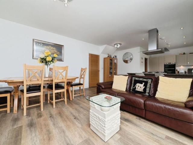 4 bedroom detached house to rent