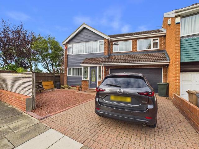 4 bedroom detached house to rent