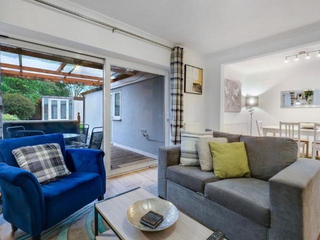 4 bedroom detached house to rent