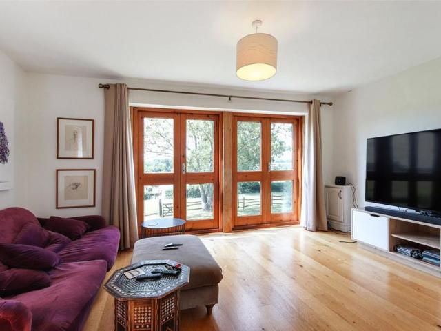 4 bedroom detached house to rent